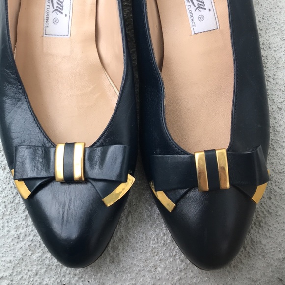 Vintage Preppy Classy Navy and Gold 80s Kitten Heels with Delicate Bow Accent - Picture 3 of 6